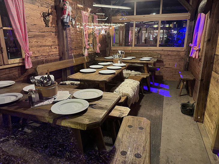 Winterworld Motorworld: einzelne Chalet-Hütten für bis zu 20 Personen kann man für sich reservieren (©Foto: Martin Schmitz)